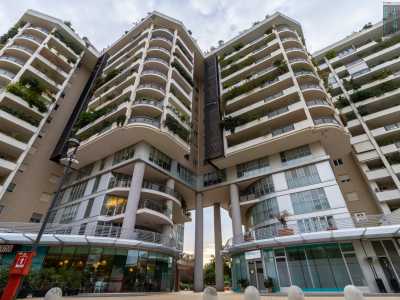 Sui prospetti dei palazzi si intervallano infatti le ampie vetrate degli uffici ai grandi balconi degli appartamenti residenziali